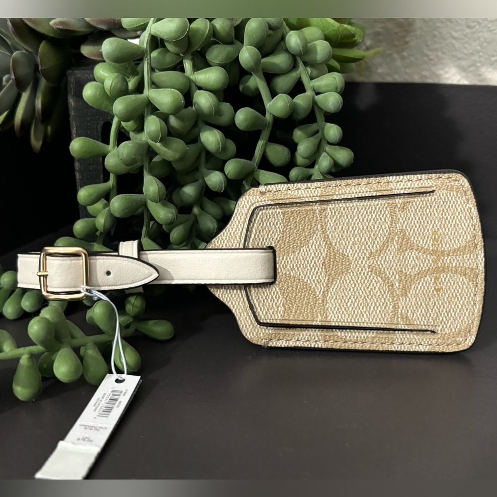 Coach Luggage Tag In Signature Canvas